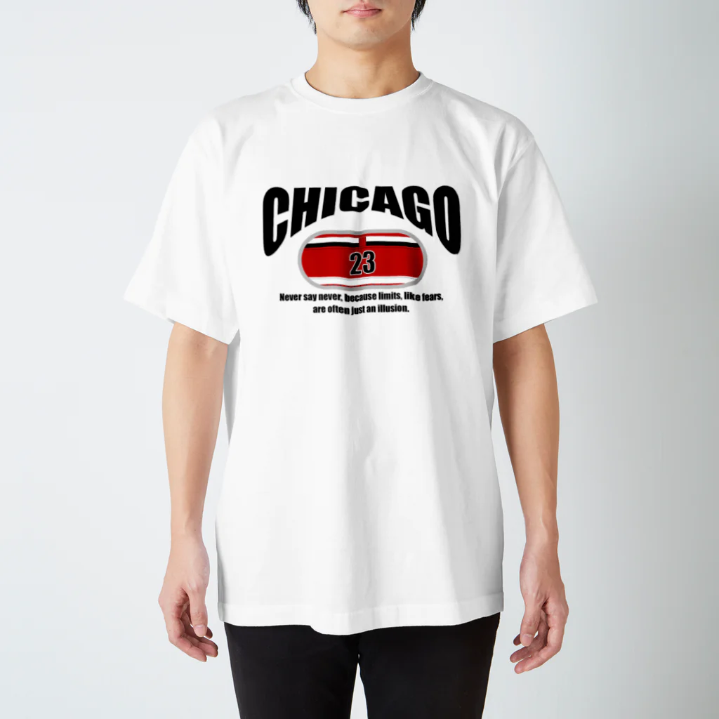 Never Say NeverのChicago～カレッジロゴ風～ Regular Fit T-Shirt