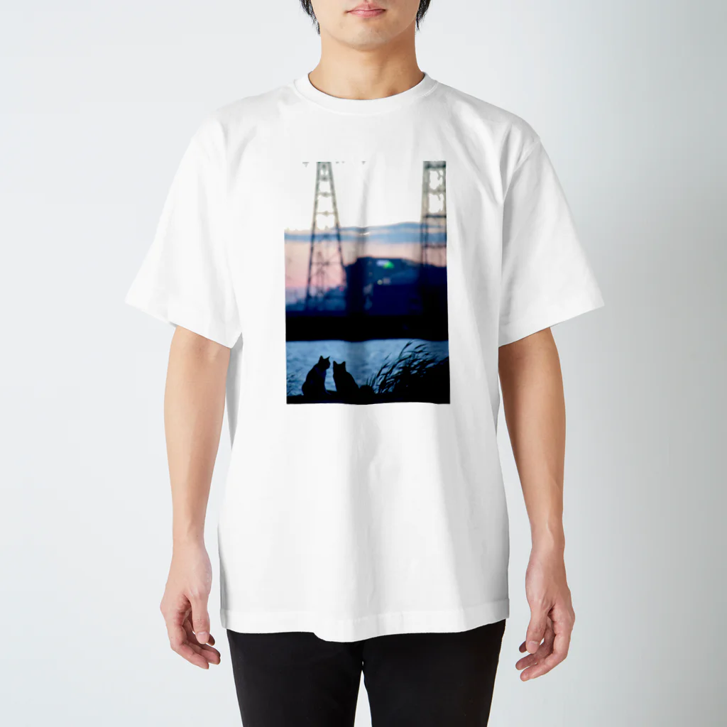 シッポ追いの猫写真店の夕暮れのふたり Regular Fit T-Shirt