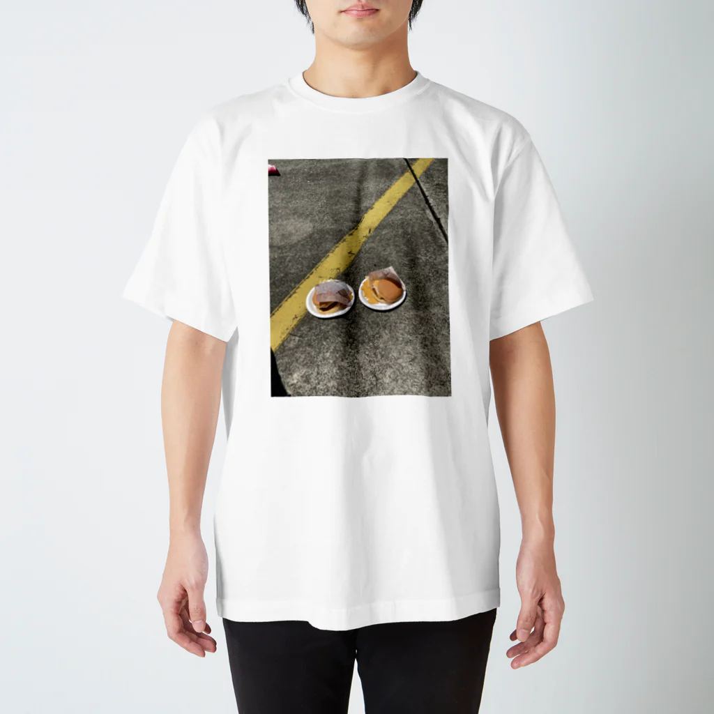 guriguriの地面にあるハンバーガー スタンダードTシャツ