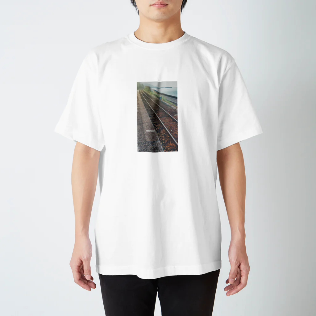 Lydianのホームと線路と車道と海 スタンダードTシャツ