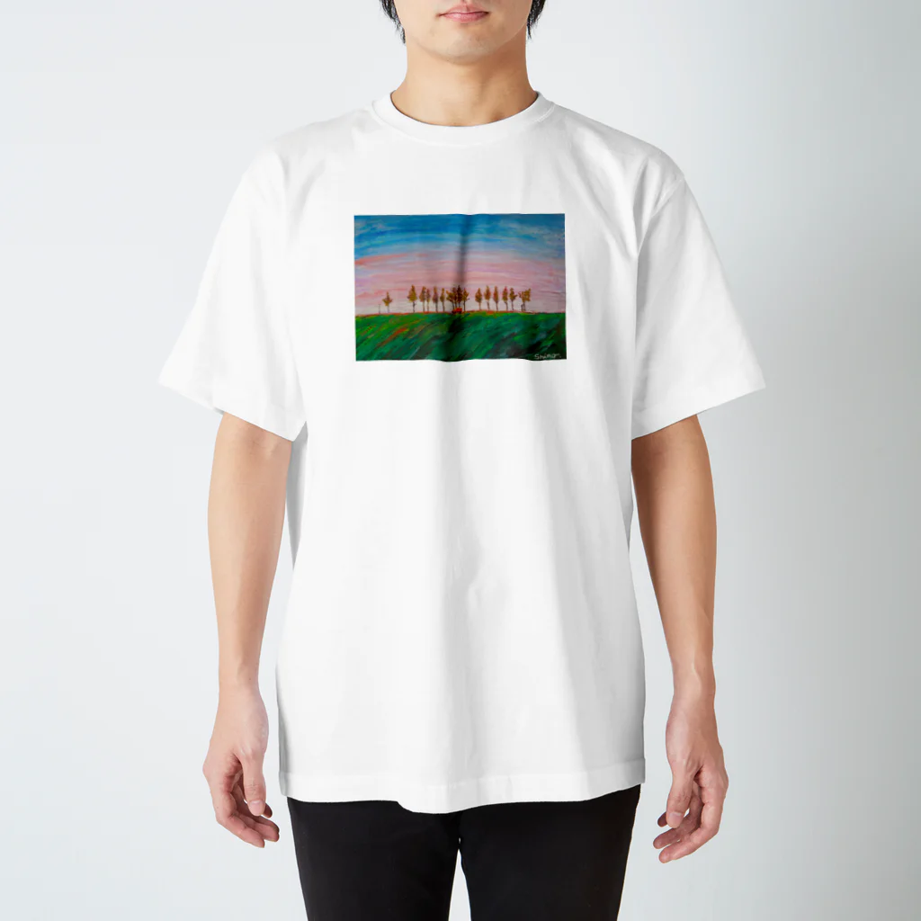 SHINOCHIKA.artworksの並木道をかける赤い車 Regular Fit T-Shirt