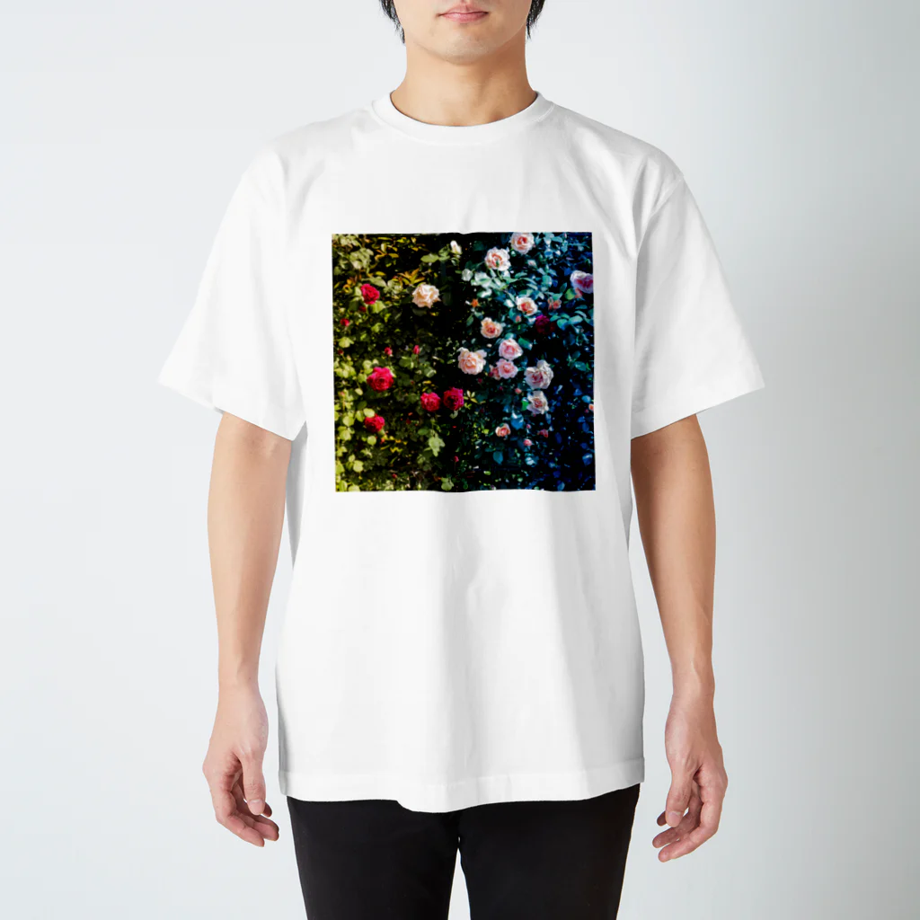 Takuya-craftの薔薇の二面性 Regular Fit T-Shirt