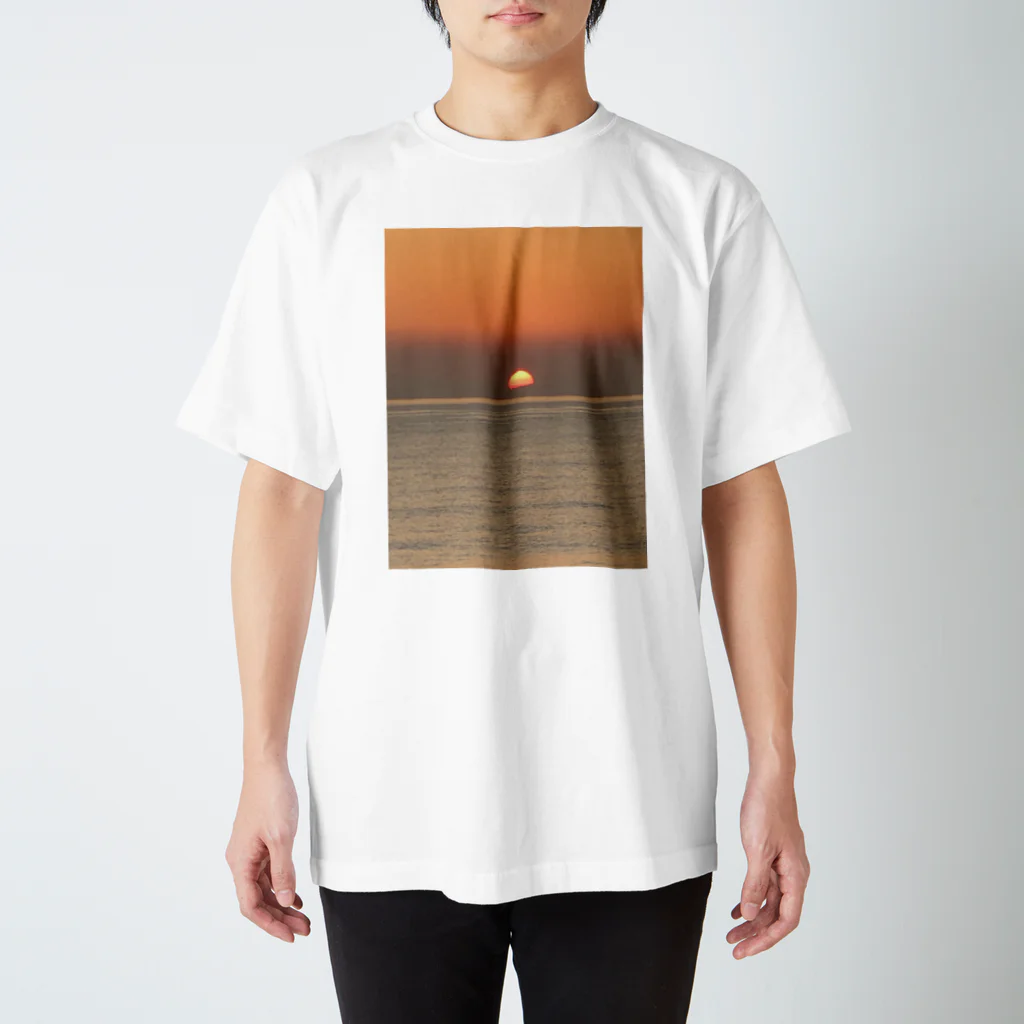 TATE3ショップの夕陽01 Regular Fit T-Shirt