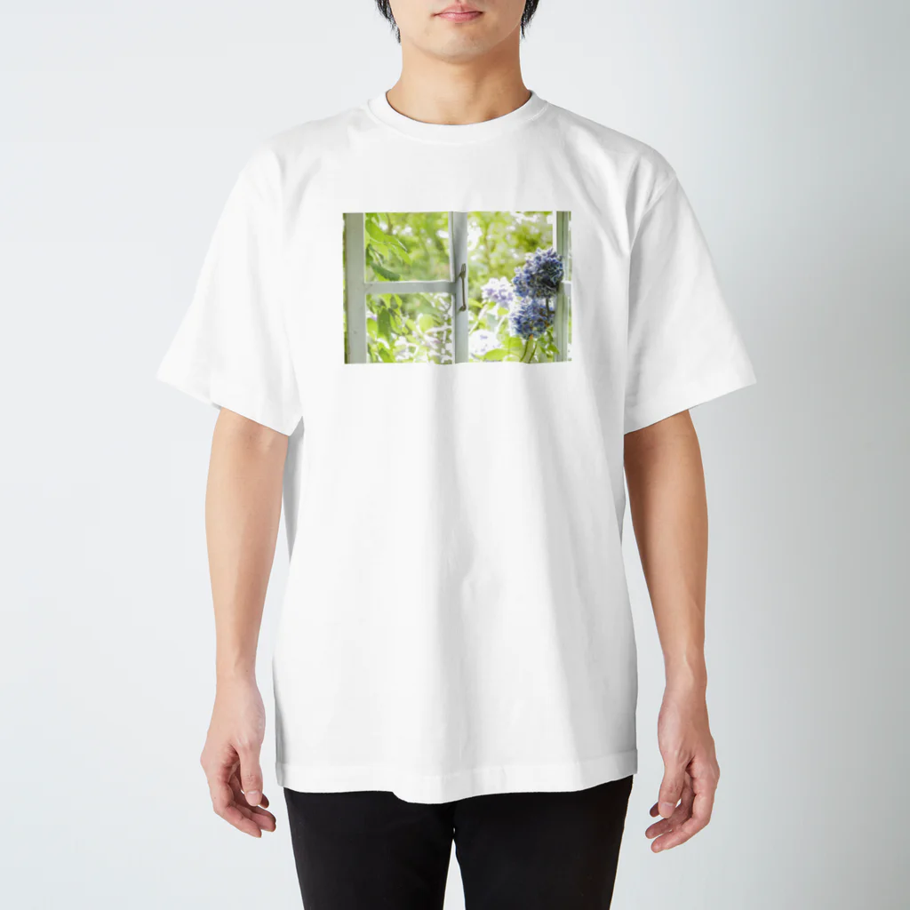 よしえのフォトT・フォトグッズの窓から覗く紫陽花 スタンダードTシャツ