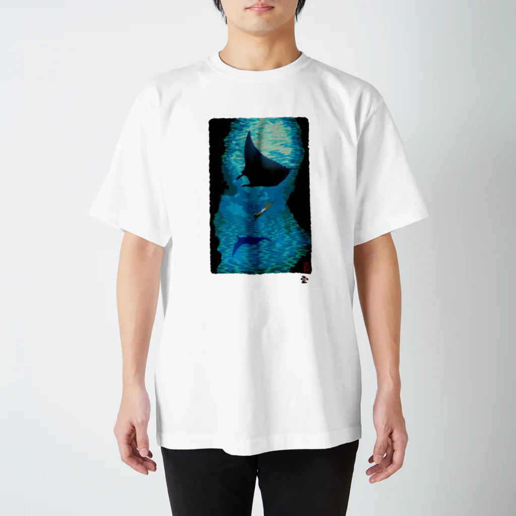 HOMARE DRAGONの「マンタと海人」琉球デジタル版画Tシャツ　TY0077D Regular Fit T-Shirt