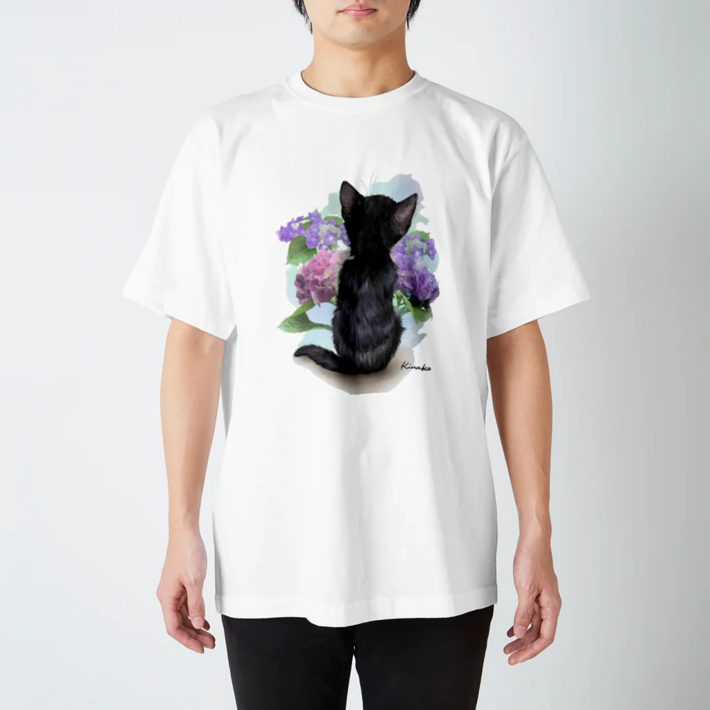 kinako-japanの紫陽花と白黒子猫 Regular Fit T-Shirt