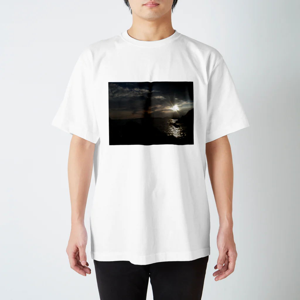 bnwyの海沿いの風景 スタンダードTシャツ