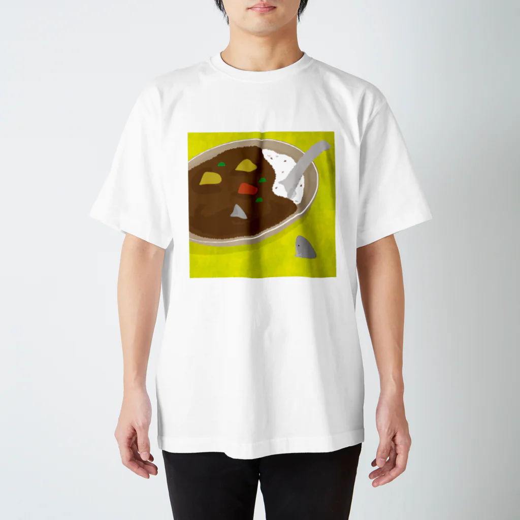 さかたようこ / サメ画家のカレーの中と外で視線を交わす前のサメ/出会う前 スタンダードTシャツ