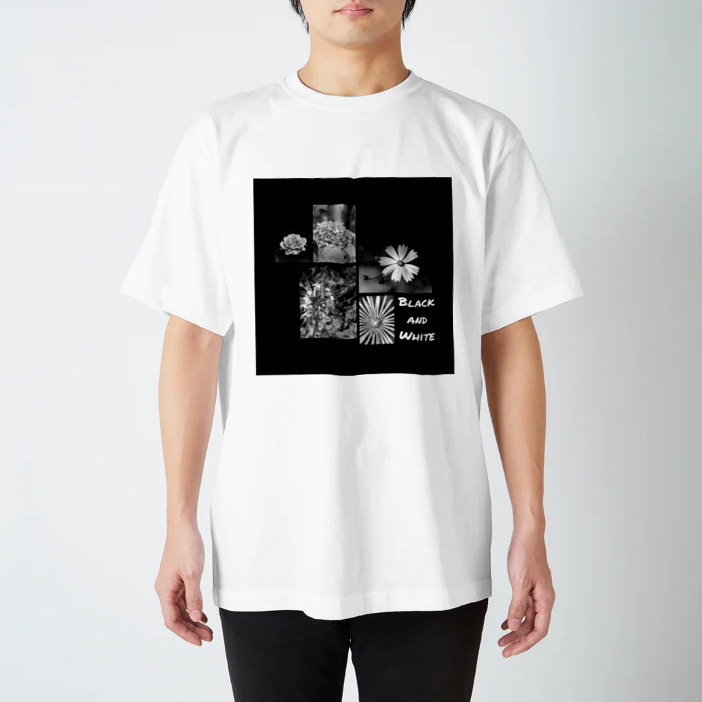 FILM CANERA FANのBlack and White Flowers スタンダードTシャツ