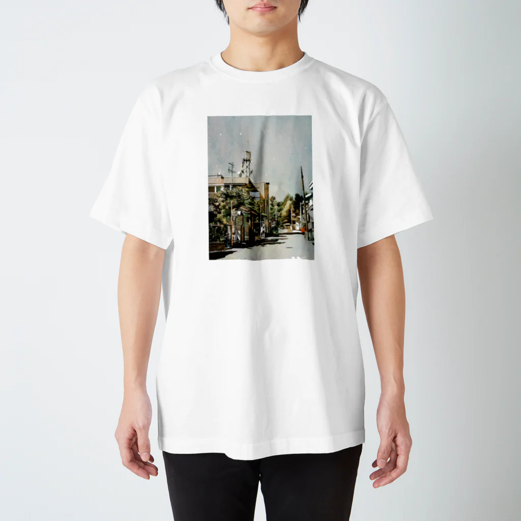 柳男の給水タンクとカーブミラー Regular Fit T-Shirt