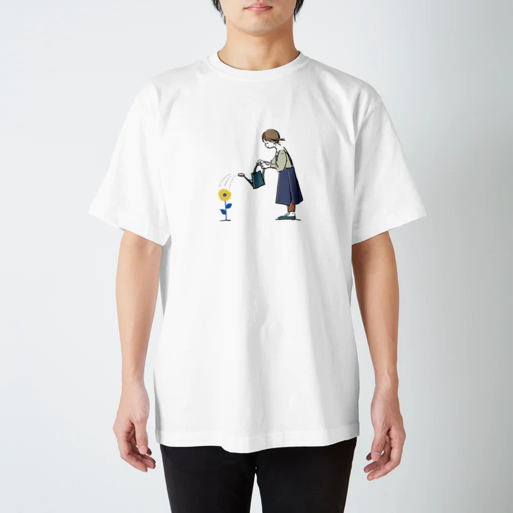 HaluS(ハルズ)/イラストレーター/大人かわいい女性イラストのひまわりと女の子 Regular Fit T-Shirt