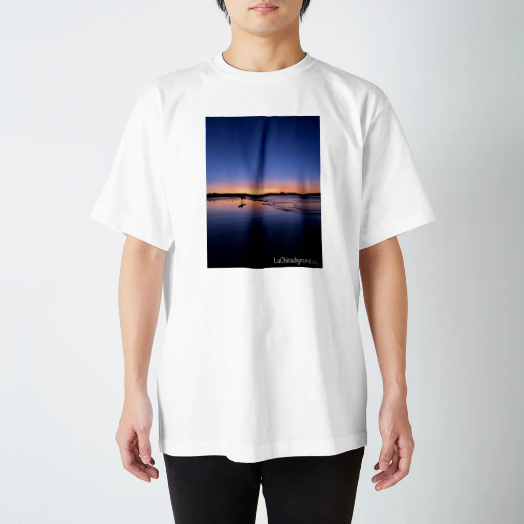 LaChicaのSunset Beach with Surfer Regular Fit T-Shirt