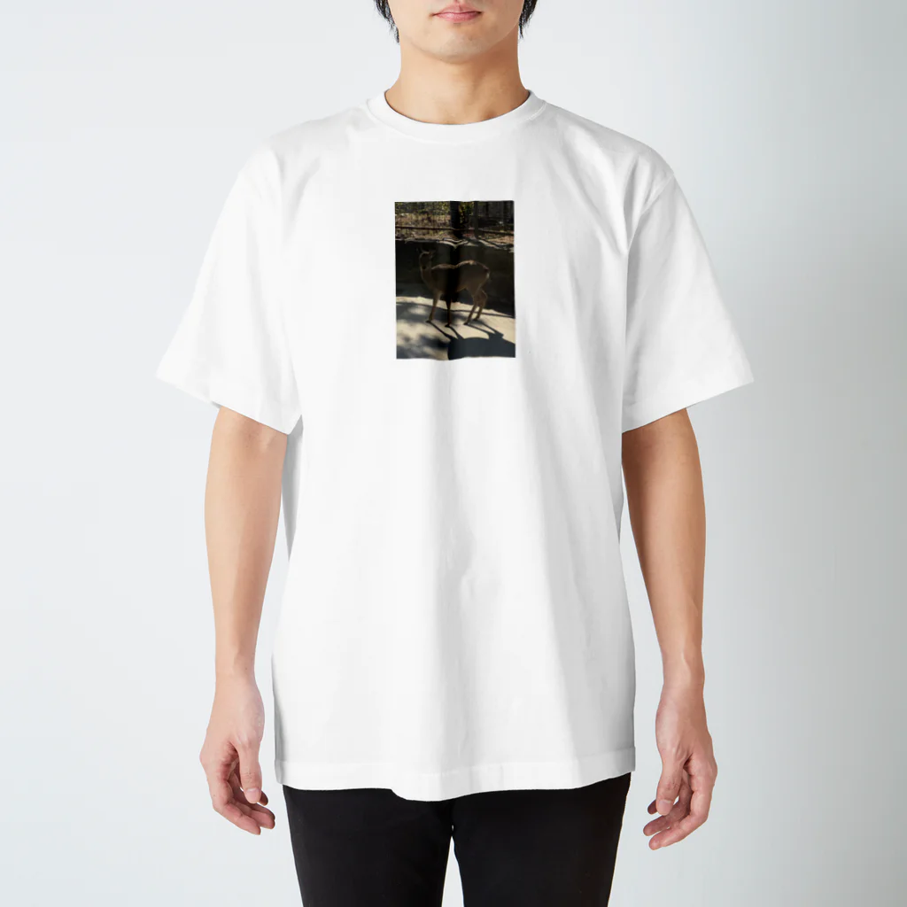 たぬき堂のこっち見てる鹿 Regular Fit T-Shirt