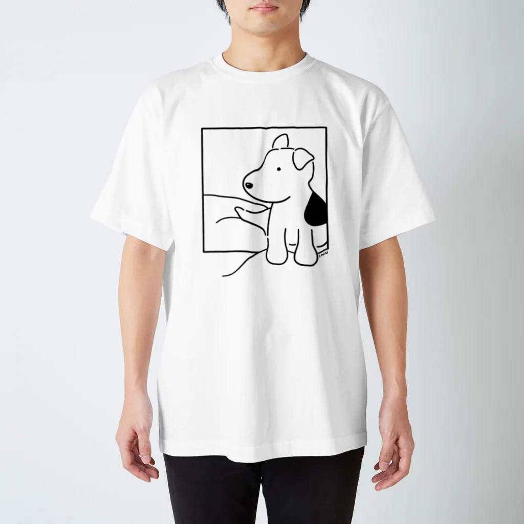 FUTURESHOTの布団の上の犬 スタンダードTシャツ