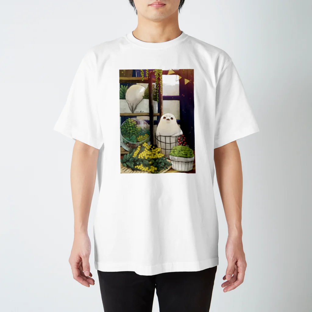 BARE FEET/猫田博人の窓辺のアザラシTシャツ Regular Fit T-Shirt