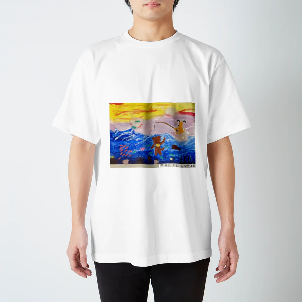 日なたの窓の魚は犬におびきよせられた スタンダードTシャツ