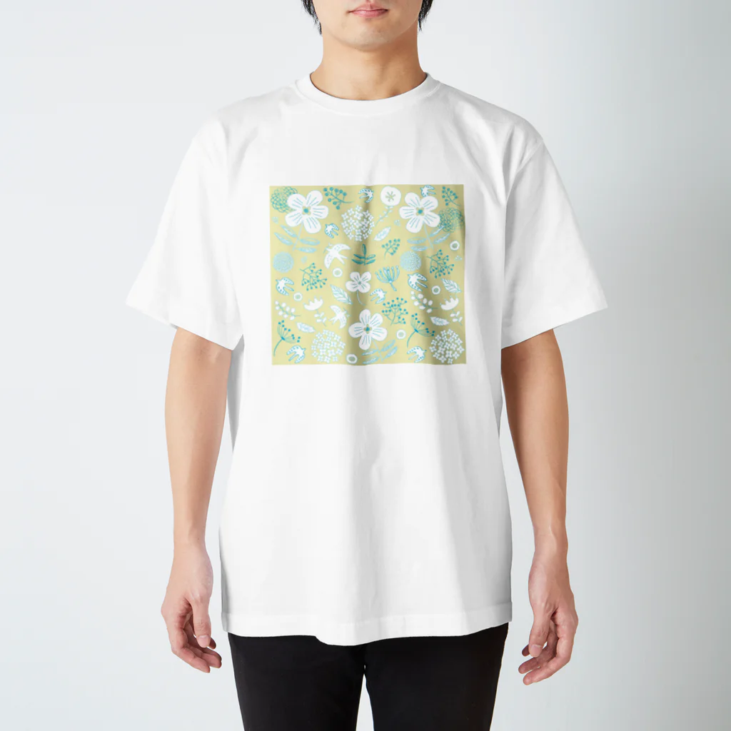 yumeyumeの 北欧風ブルーとイエローの花柄 Regular Fit T-Shirt