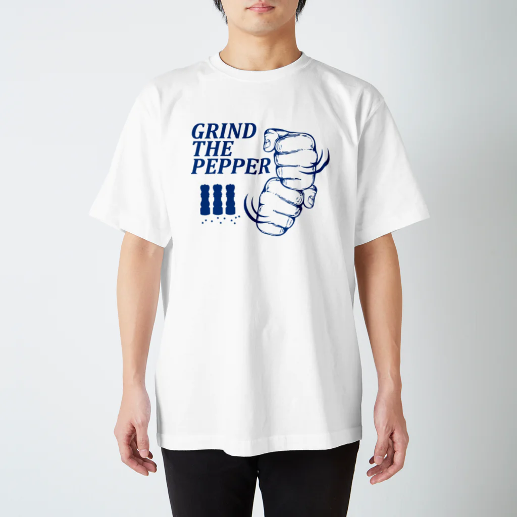 オノマトピアのペッパーミル・パフォーマンス(GRIND THE PEPPER)胡椒挽き・文字ブルー スタンダードTシャツ