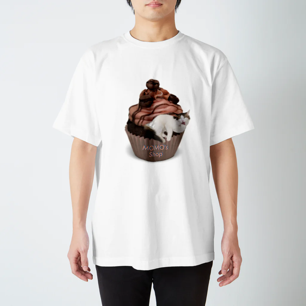 𝙈𝙊𝙈𝙊'𝙨 𝙎𝙝𝙤𝙥のMOMO's カップケーキ Regular Fit T-Shirt