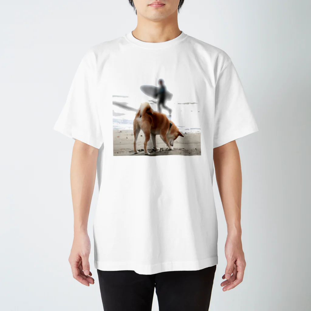 柴犬りゅうの柴犬とサーファー Regular Fit T-Shirt