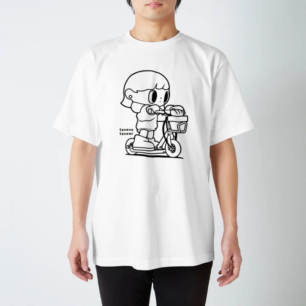 tane tane. のキックボードに乗った（白黒） スタンダードTシャツ