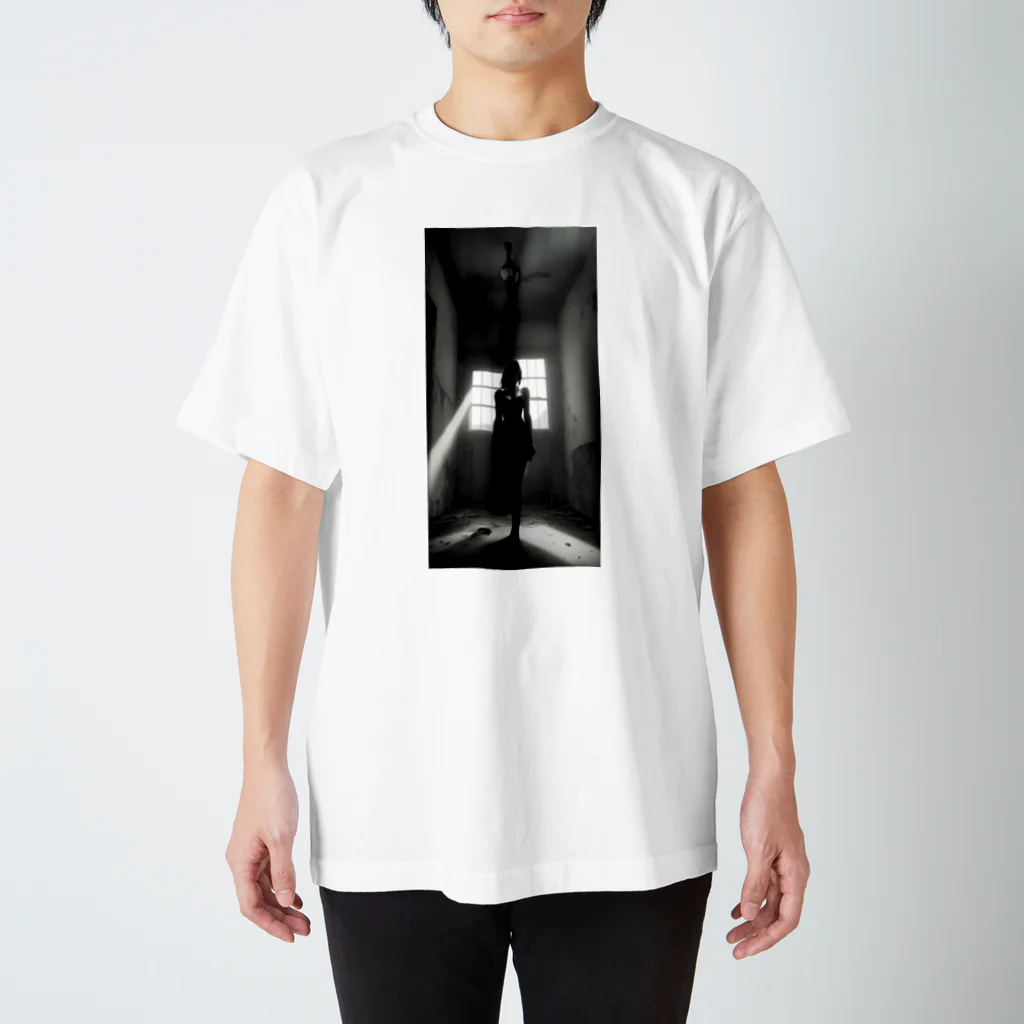 justfit150のa woman in the shadows Regular Fit T-Shirt