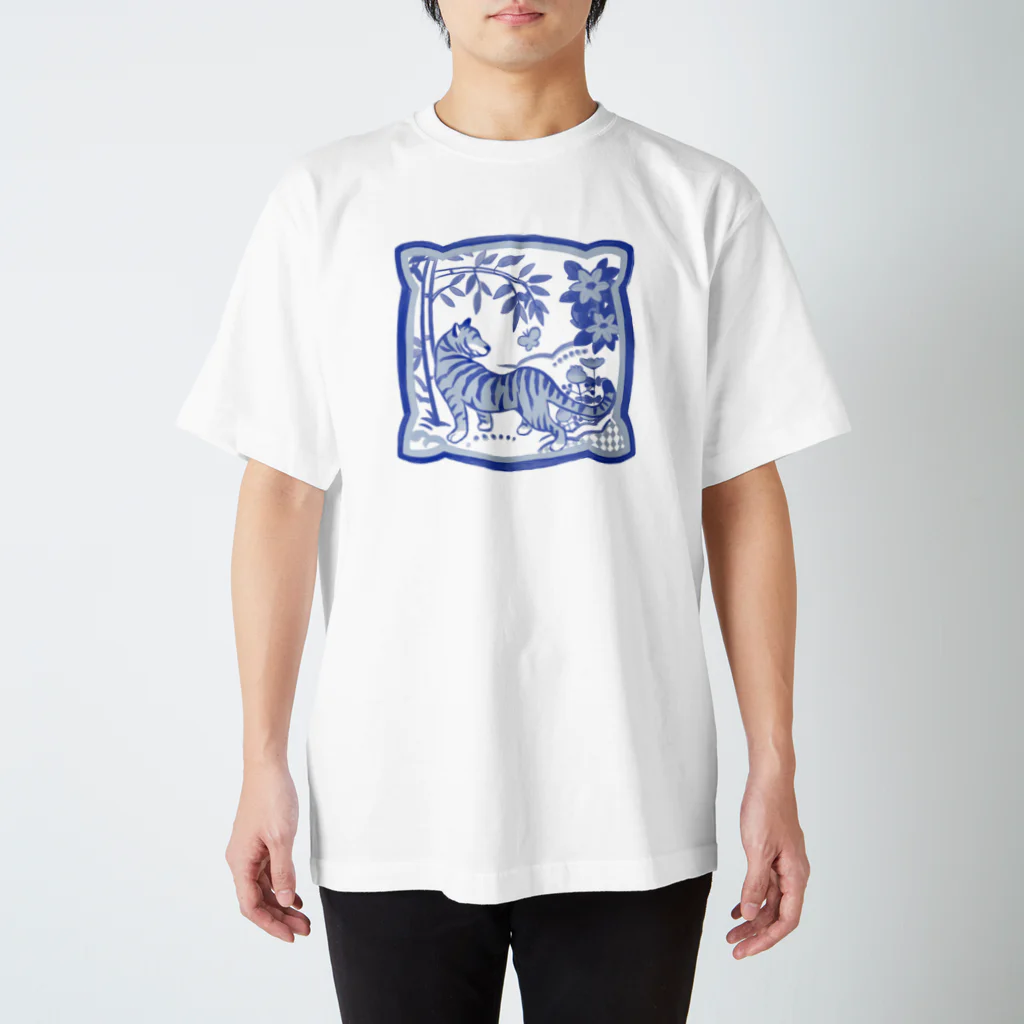 はしゃいでろクアッカワラビーの陶器柄風虎ちゃん Regular Fit T-Shirt