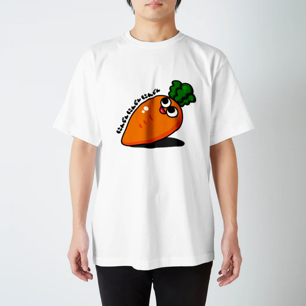 なきむしいもむしのにんじんくん Regular Fit T-Shirt