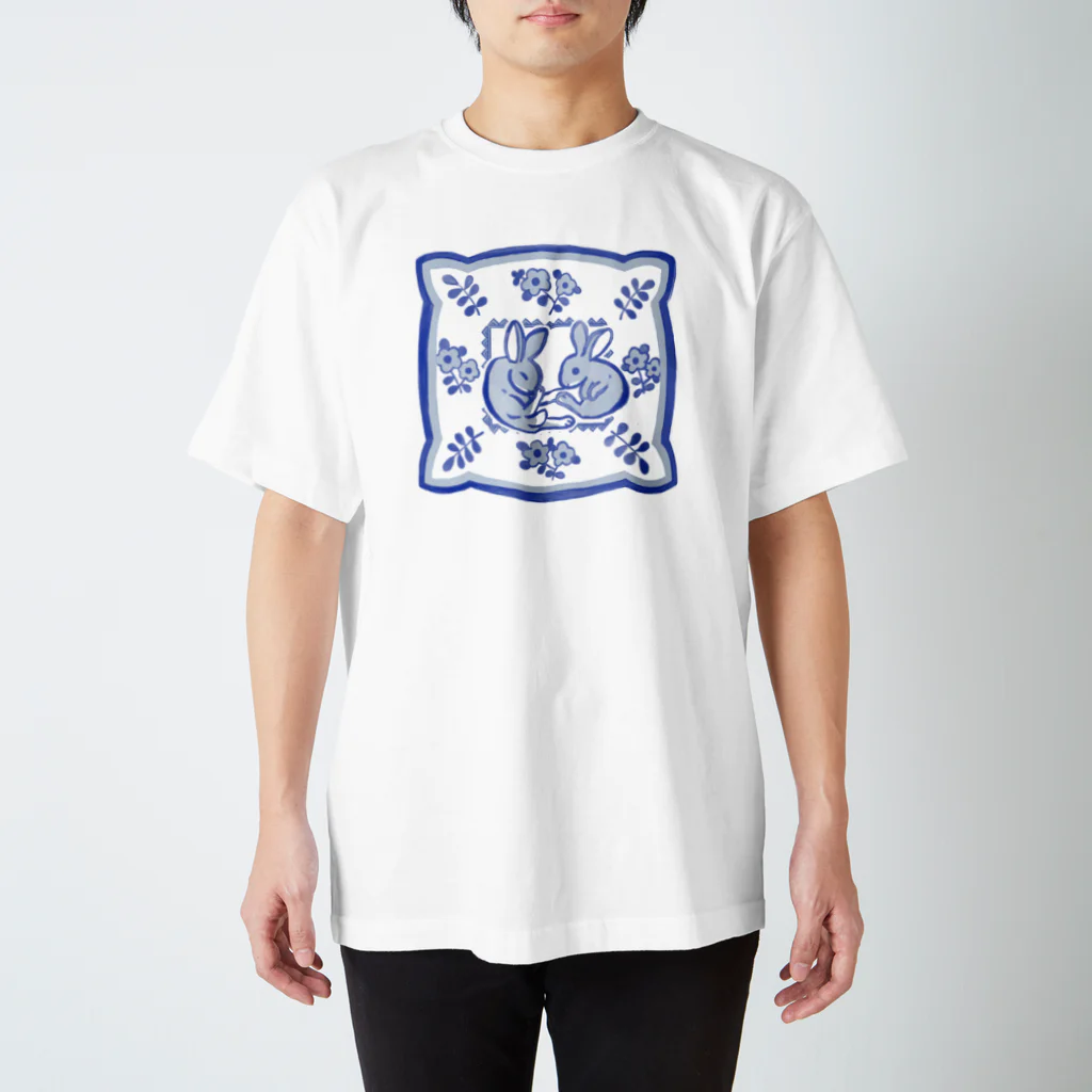 はしゃいでろクアッカワラビーの陶器柄ジャンピングキックうさぎ Regular Fit T-Shirt