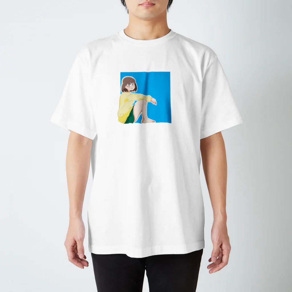 にかいからするめの裸足でくつろぐ女の子 スタンダードTシャツ