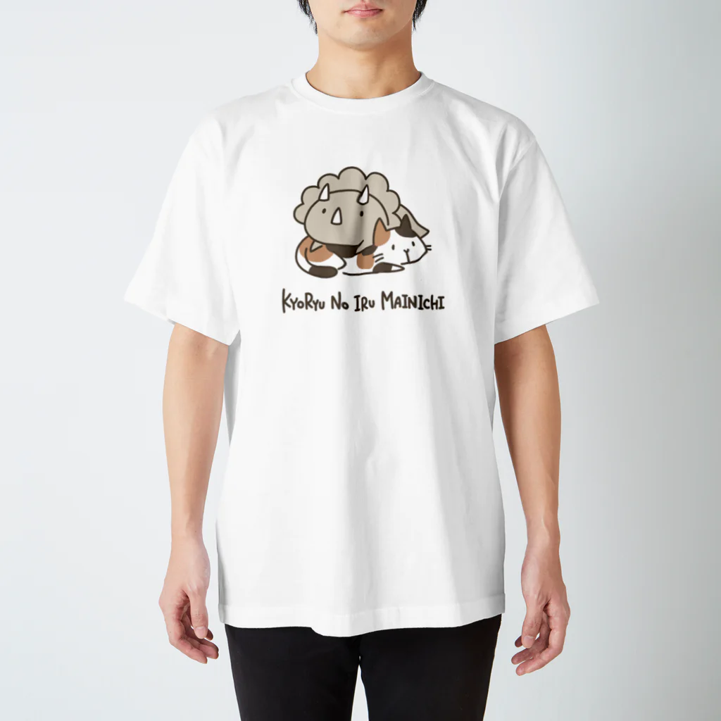 K.Sasara 公式キャラクターショップの恐竜のいる毎日（猫とトリケラトプス） Regular Fit T-Shirt