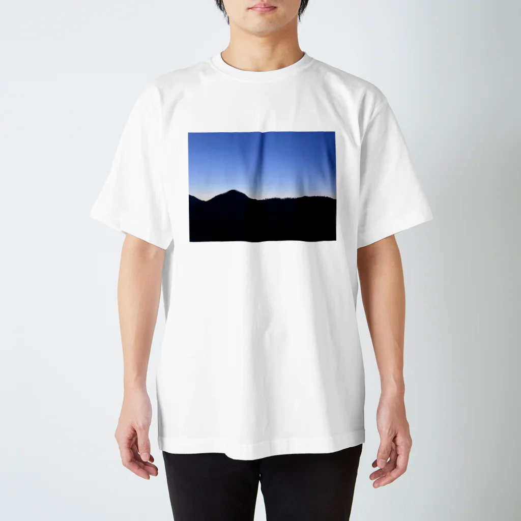 Dali13のAzure Twilight Glow of Japan's Rural Mountain Ranges Regular Fit T-Shirt