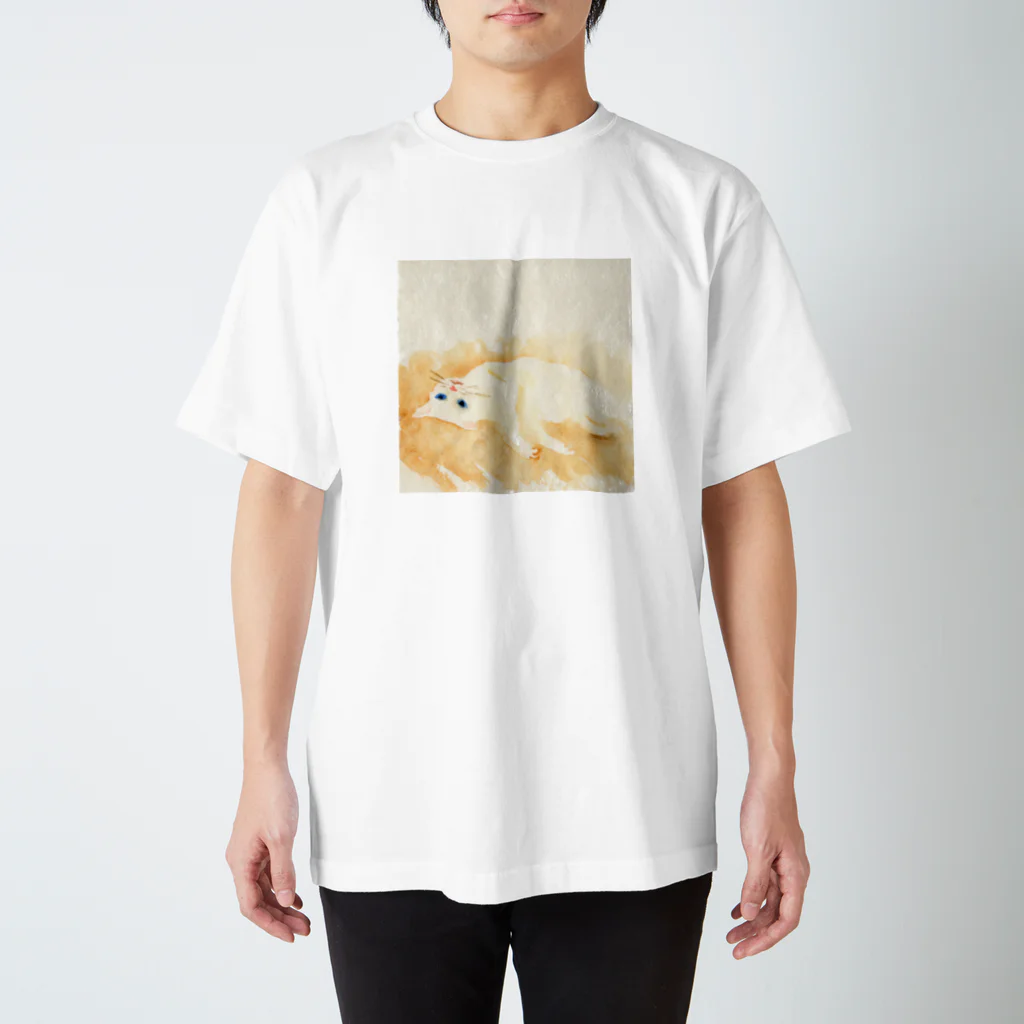 Yumi Kudo ARTの寝転がっている白猫 Regular Fit T-Shirt