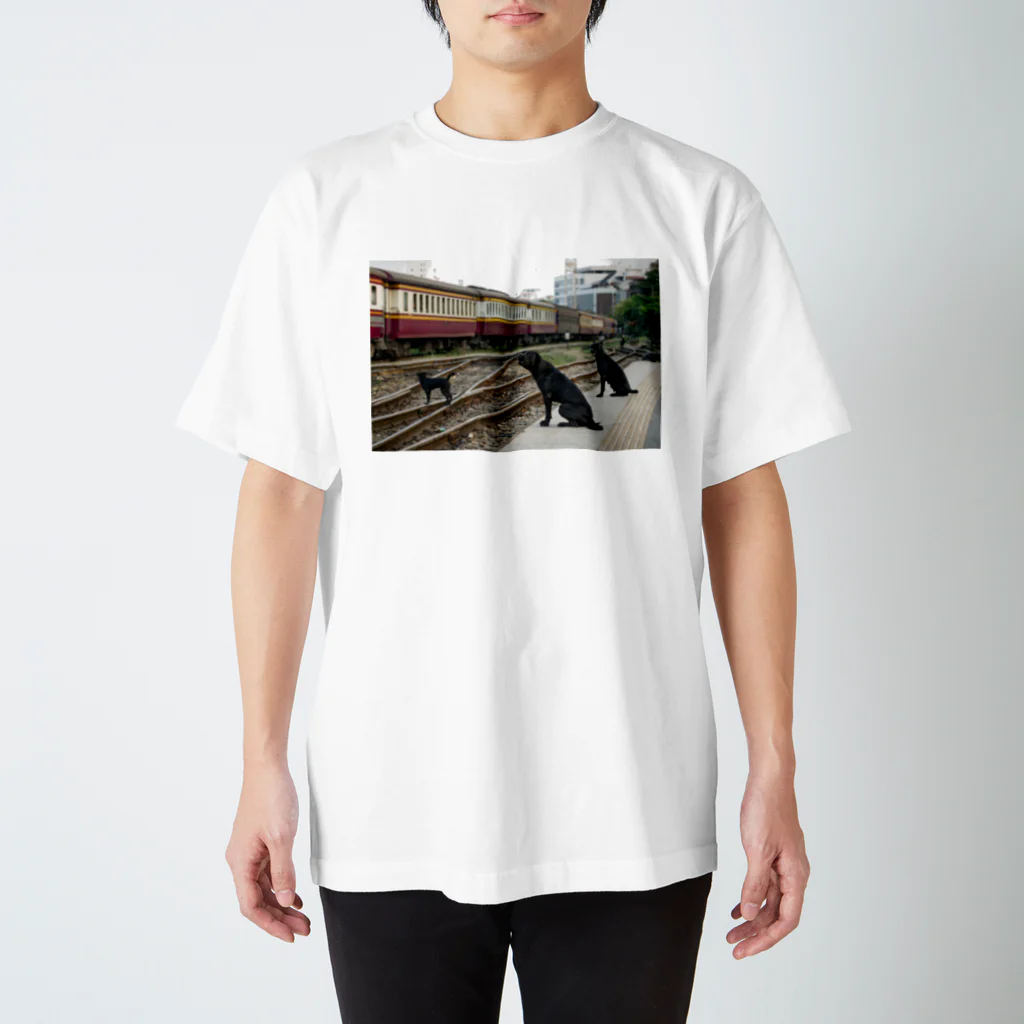 Second_Life_of_Railwaysのタイ・バンコクのフアランポーン駅に暮らす愉快な野良犬たち スタンダードTシャツ