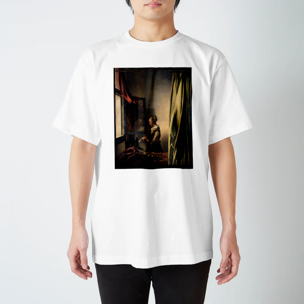 世界美術商店の窓辺で手紙を読む女 /  Girl Reading a Letter by an Open Window Regular Fit T-Shirt