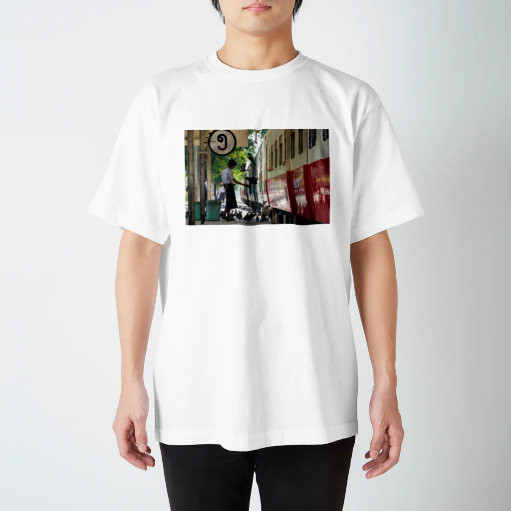Second_Life_of_Railwaysのミャンマーの鳩使いの青年とキハ40系 Regular Fit T-Shirt