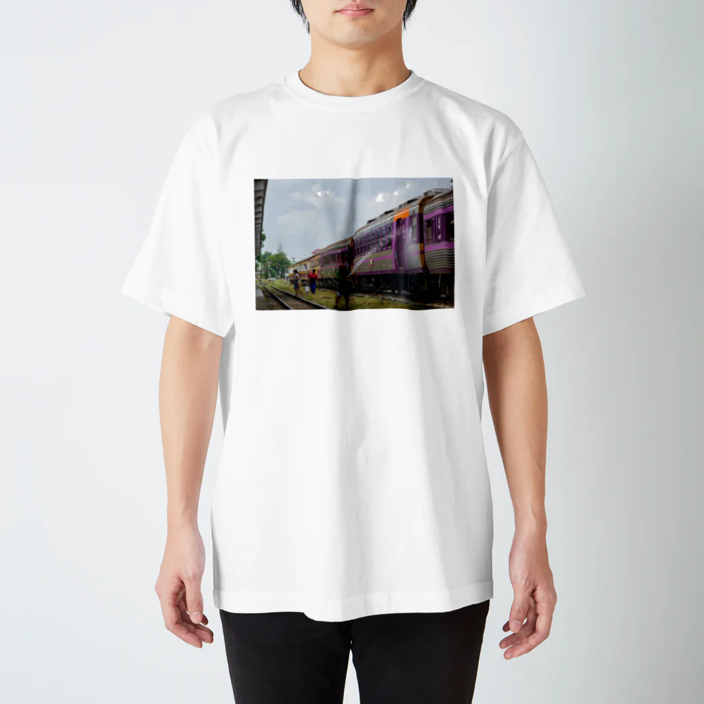 Second_Life_of_Railwaysのタイ鉄道で現役の12系客車が水浴びをする スタンダードTシャツ