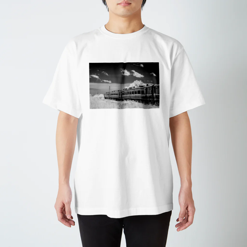 Second_Life_of_Railwaysの元夜行急行はまなす用の14系客車はタイの田舎の駅で朽ちてゆく スタンダードTシャツ