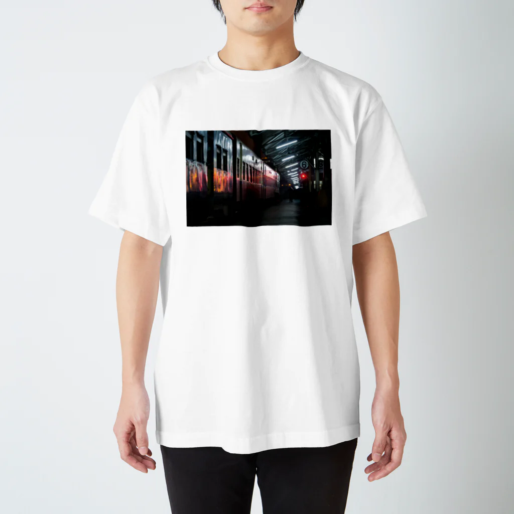 Second_Life_of_Railwaysのミャンマー国鉄の客車列車が夜明けのヤンゴン駅で出発を待つ Regular Fit T-Shirt