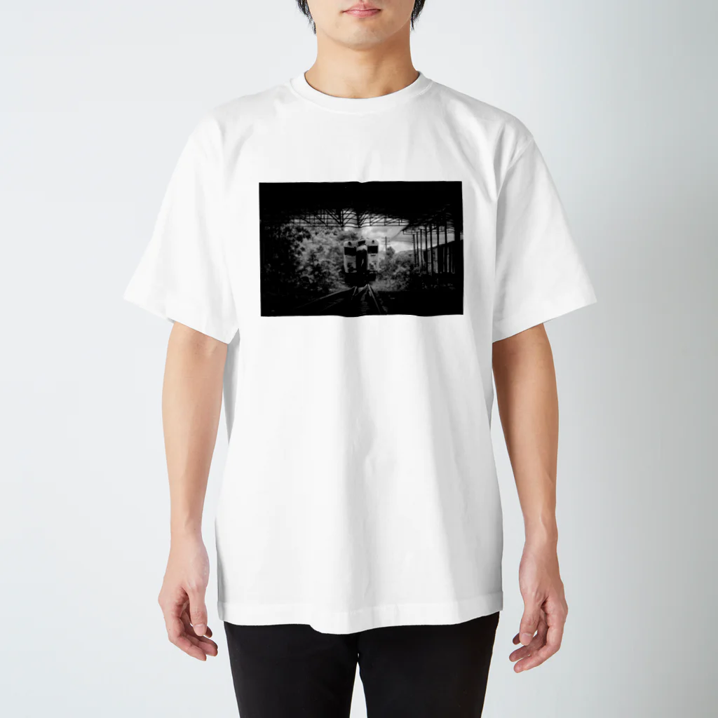 Second_Life_of_Railwaysの元JR西日本のキハ58は一度もタイ国鉄を走ること無く朽ち果てた Regular Fit T-Shirt