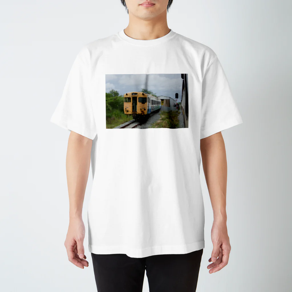 Second_Life_of_Railwaysのタイ国鉄の車窓からキハ58の廃車体を見る Regular Fit T-Shirt