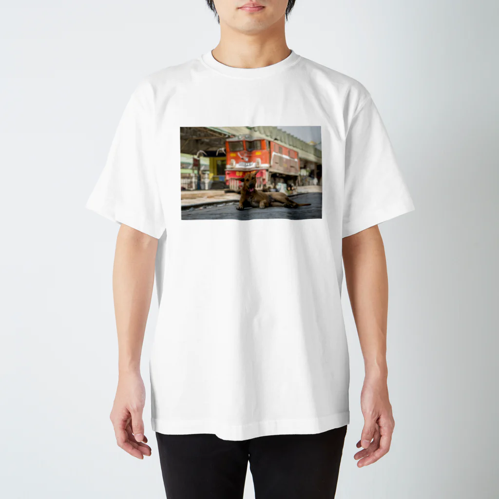 Second_Life_of_Railwaysのミャンマー国鉄ヤンゴン駅のプラットホームで寛ぐ野良犬 Regular Fit T-Shirt