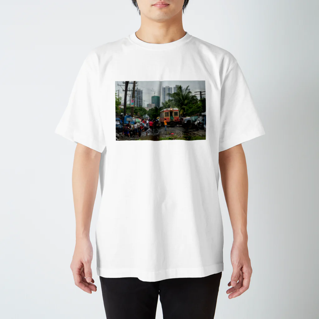 Second_Life_of_Railwaysのフィリピン国鉄の元JR東日本キハ52がスラム街を駆け抜ける Regular Fit T-Shirt