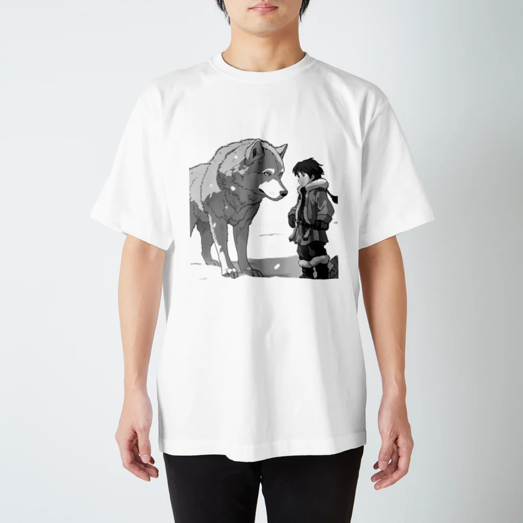 桜音ことこ企画の雪原の少年とオオカミ Regular Fit T-Shirt