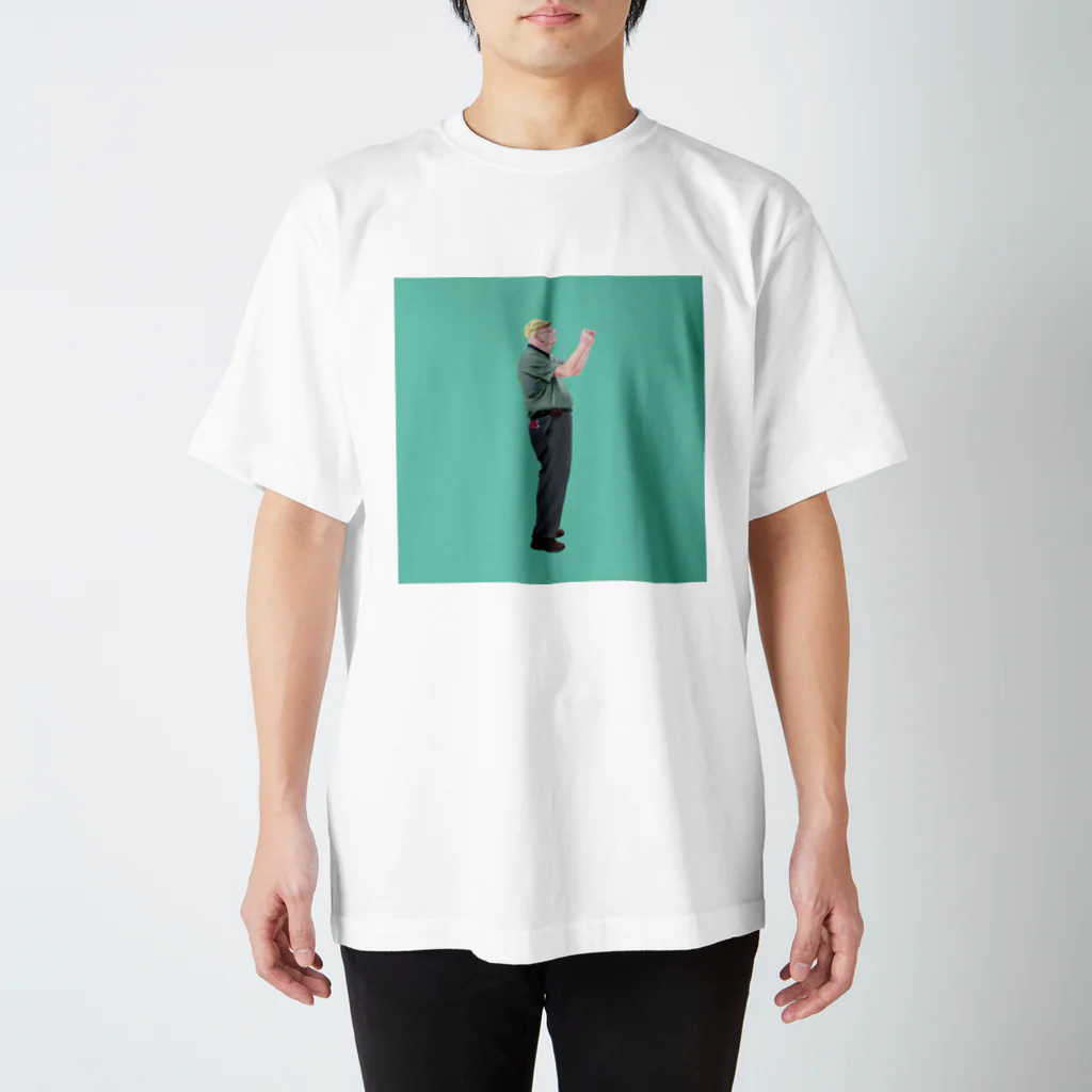 kumiparisの美術館で展示された絵の写真を撮るおじさん スタンダードTシャツ