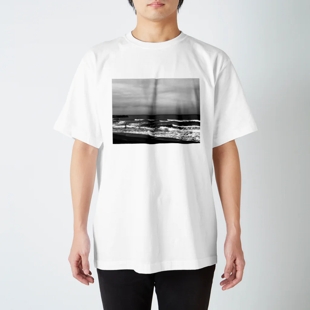 ピヨデザインのICHINOMIYA 海 モノクローム  Regular Fit T-Shirt