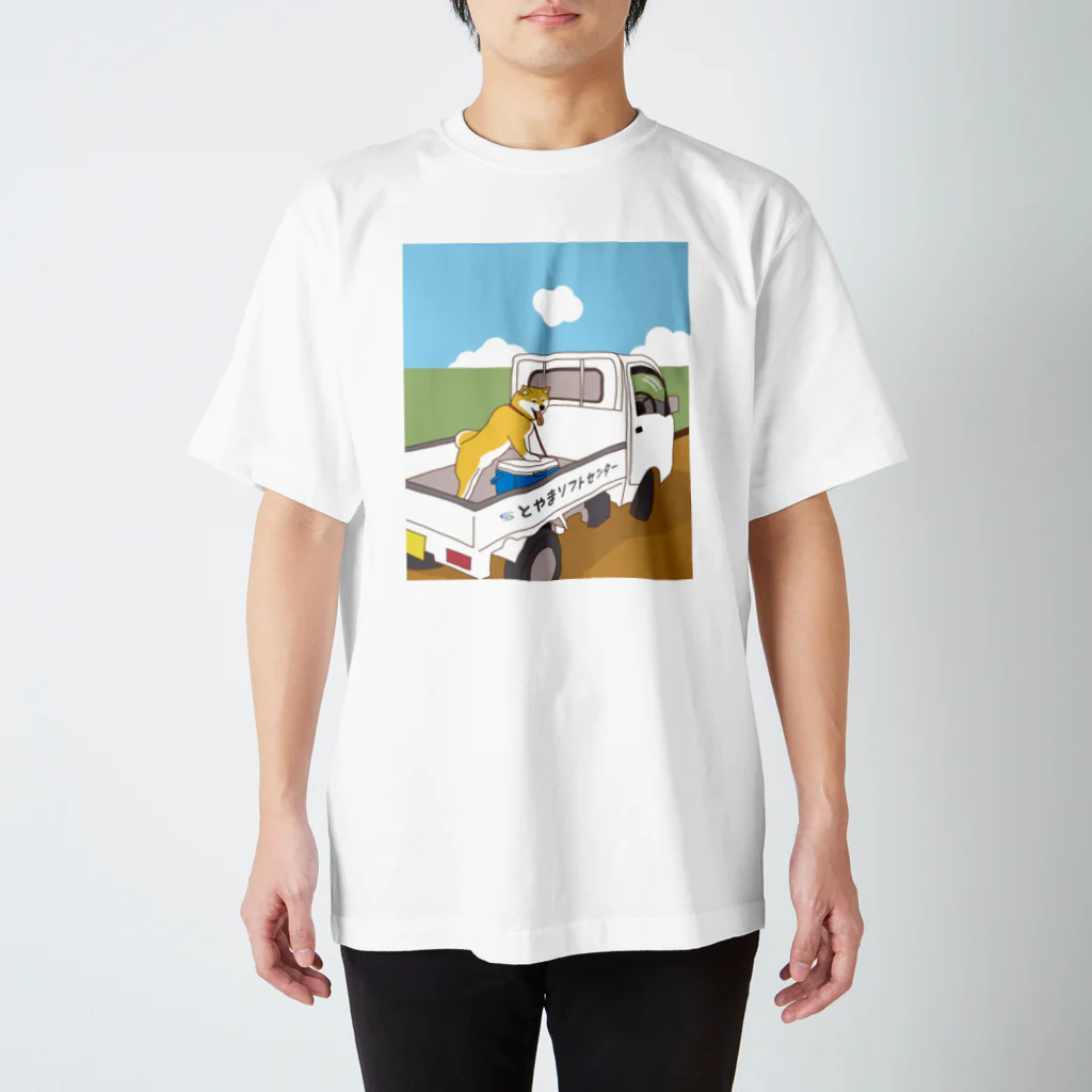 とやまソフトセンターの柴と軽トラ by O-chan Regular Fit T-Shirt