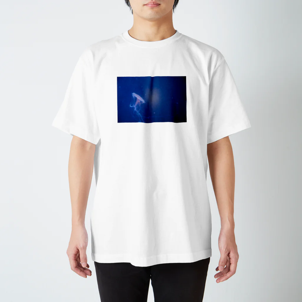 広い海の揺蕩う海月 Regular Fit T-Shirt