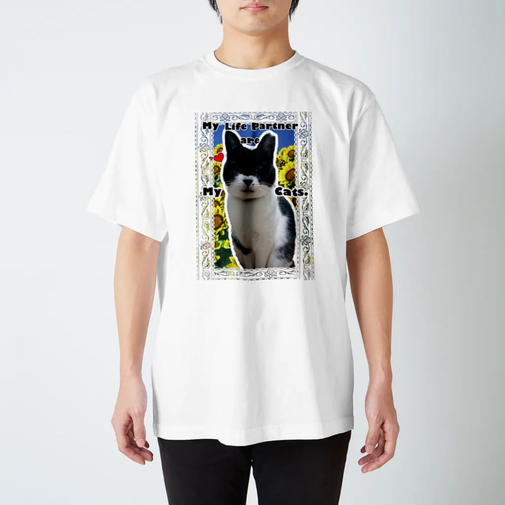 あしたのひまわりの目力たっぷりの白黒猫モンドちゃん スタンダードTシャツ