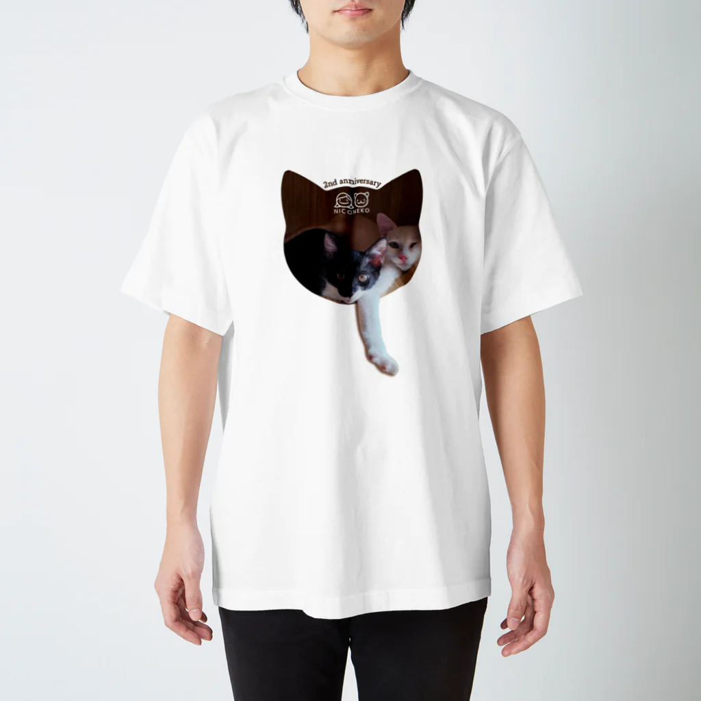 にこねこ【保護猫の保育園】の【にこねこ2周年記念】ぴーたん＆たまご仲良しTシャツ Regular Fit T-Shirt